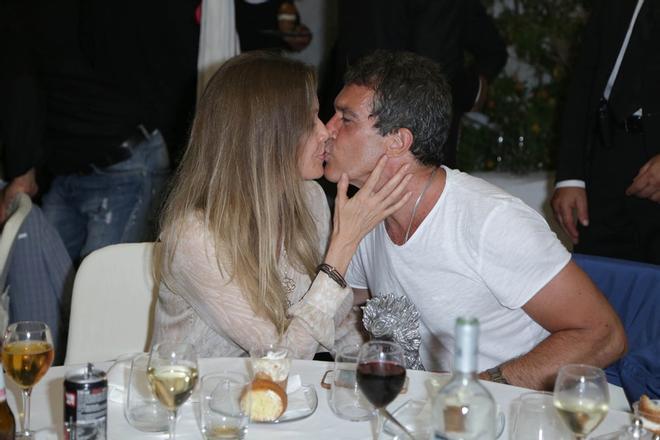 Antonio Banderas beso novia