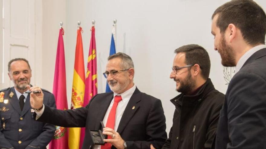 El alcalde de La Unión, con corbata rosa, en la presentación.