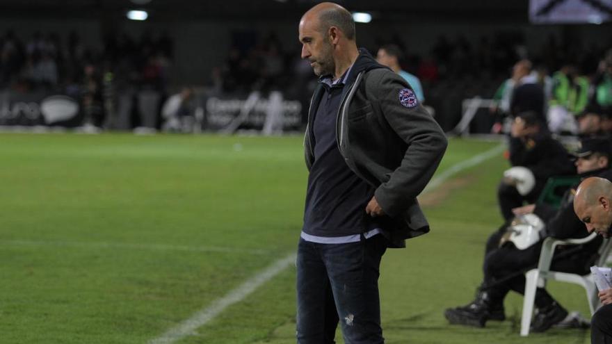 Monteagudo, pensativo, durante el partido de ayer.