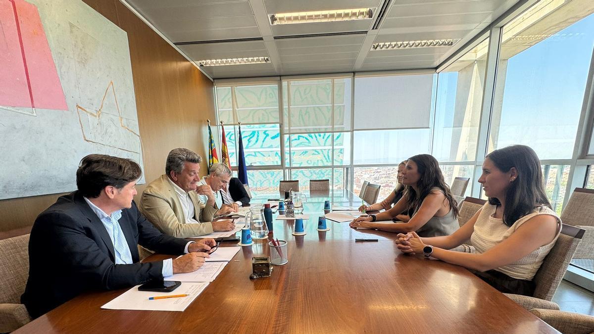 La vicepresidenta de la Diputación, María Ángeles Pallarés, se reunió con el vicepresiente y conseller, Vicente Martínez Mus, y el director general de Administración Local, José Antonio Redorat.