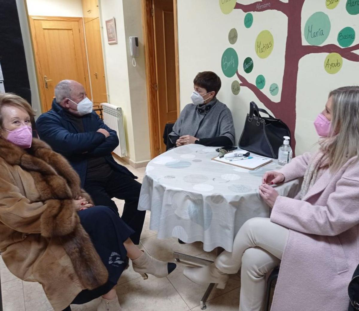 La alcaldesa de Segorbe, con miembros de la asociación Fray Luis Amigó. | MEDITERRÁNEO