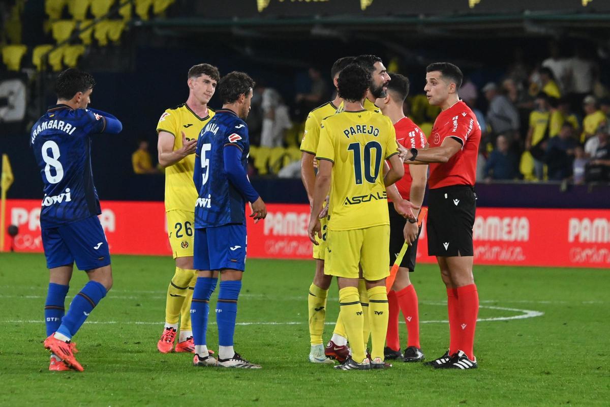 Albiol dialoga con el árbitro del Villarreal-Getafe.