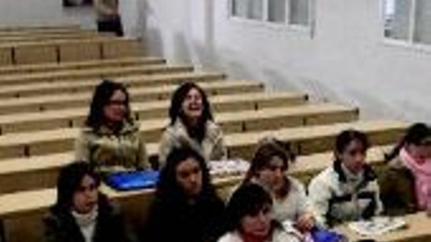 Los estudiantesde Enfermería vuelven a su centro