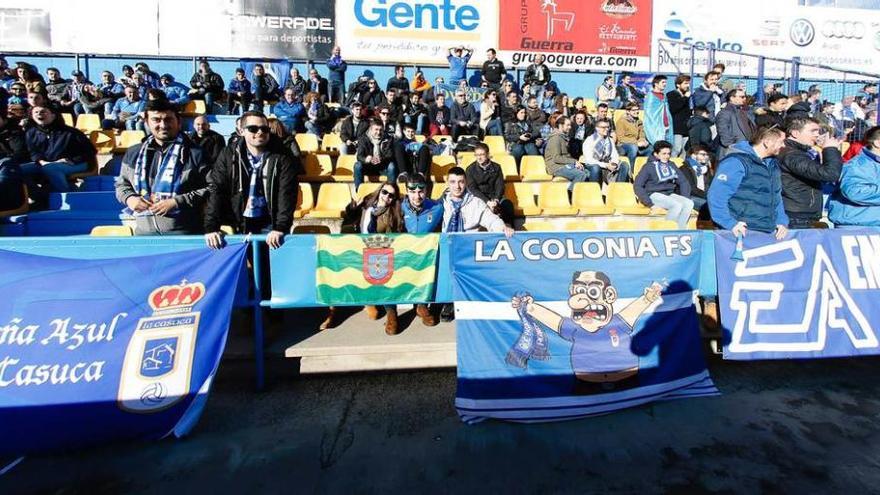 Aficionados del Oviedo, ayer en el campo del Alcorcón.
