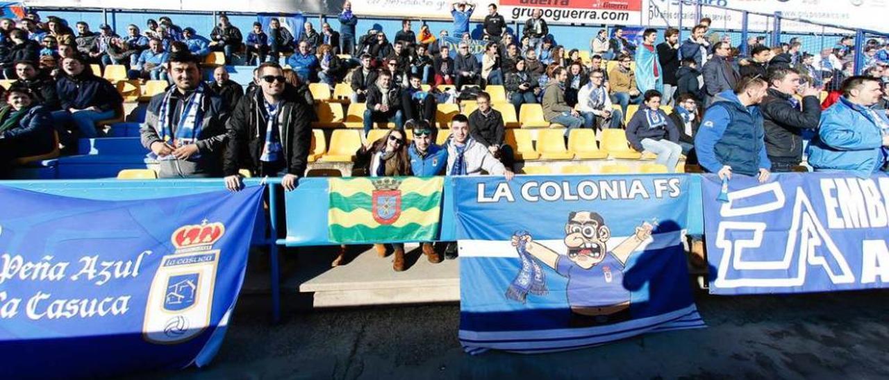 Aficionados del Oviedo, ayer en el campo del Alcorcón.