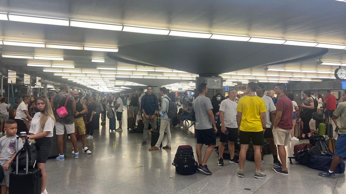 Pasajeros en la estación de Atocha afectados por la suspensión del servicio entre Madrid y Barcelona.
