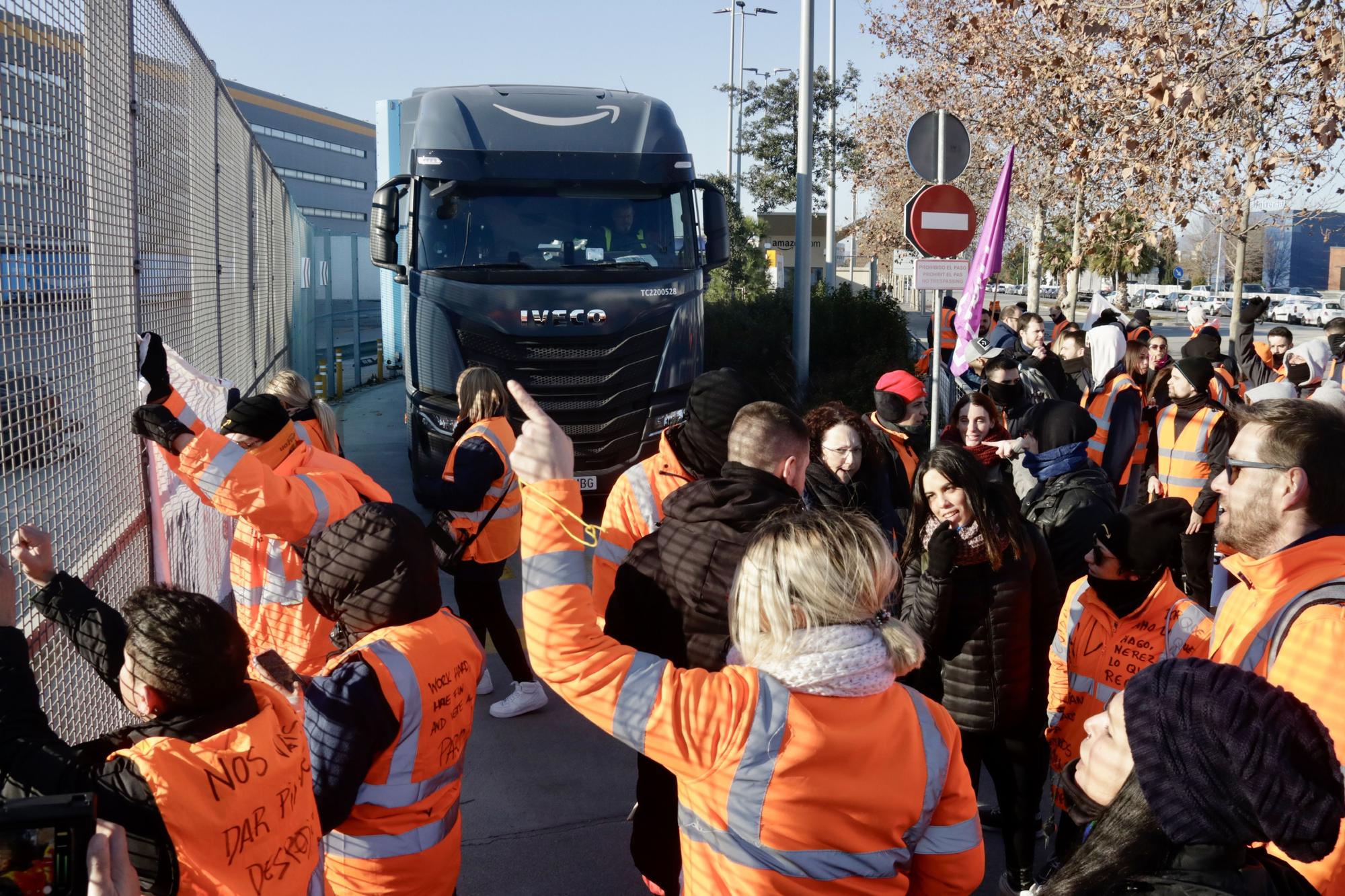 Trabajadores de Amazon de Martorelles (Barcelona) empiezan una huelga contra el cierre de la planta