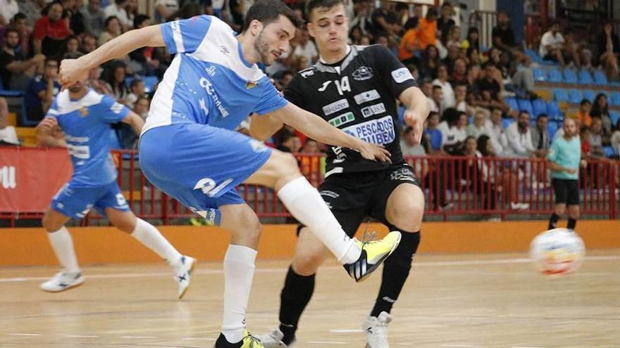Pope, cedido por el Palma Futsal al Burela, presiona a un jugador del equipo mallorquín.