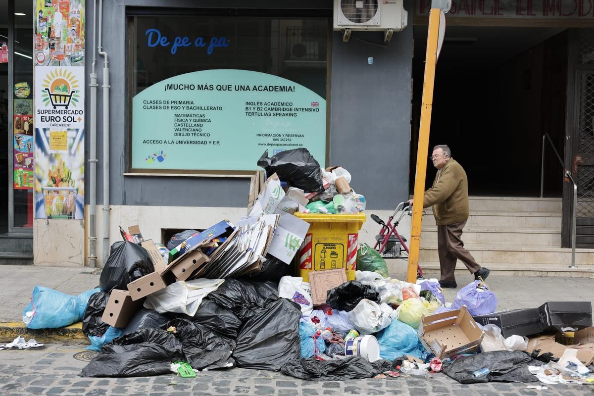 Basura acumulada en el entorno de un contenedor en una imagen de este viernes.