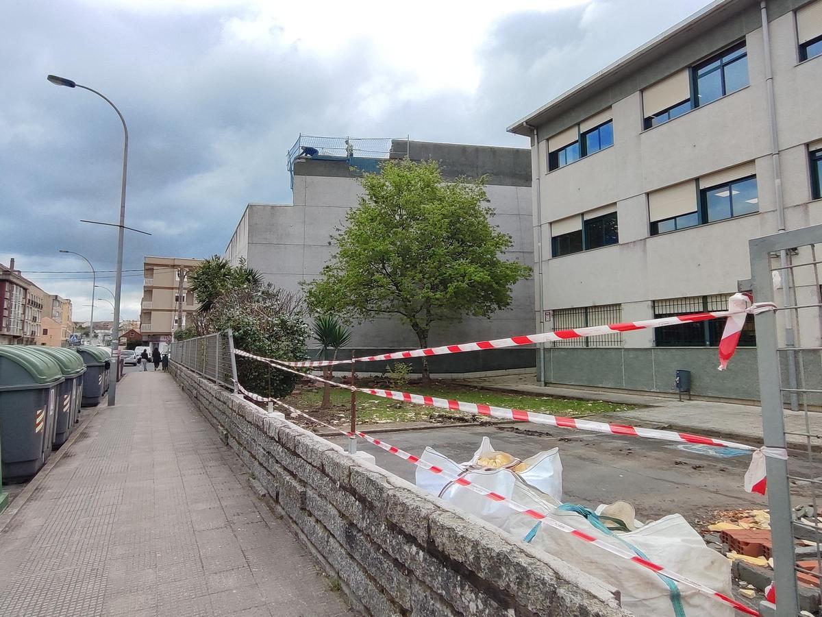 Operarios trabajando en al cubierta del IES Rodeira.