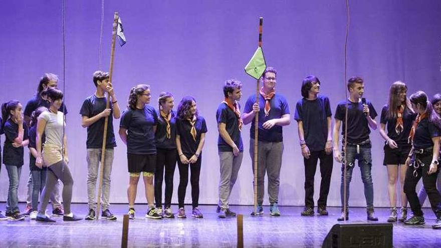 Algunos de los componentes del Grupo Scouts de Benavente al comienzo de la gala.