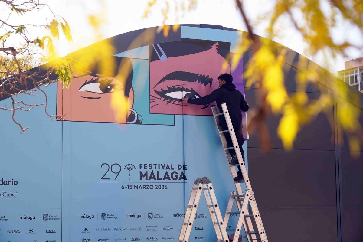 Un operario, trabajando en la instalación de una carpa del Festival de Málaga