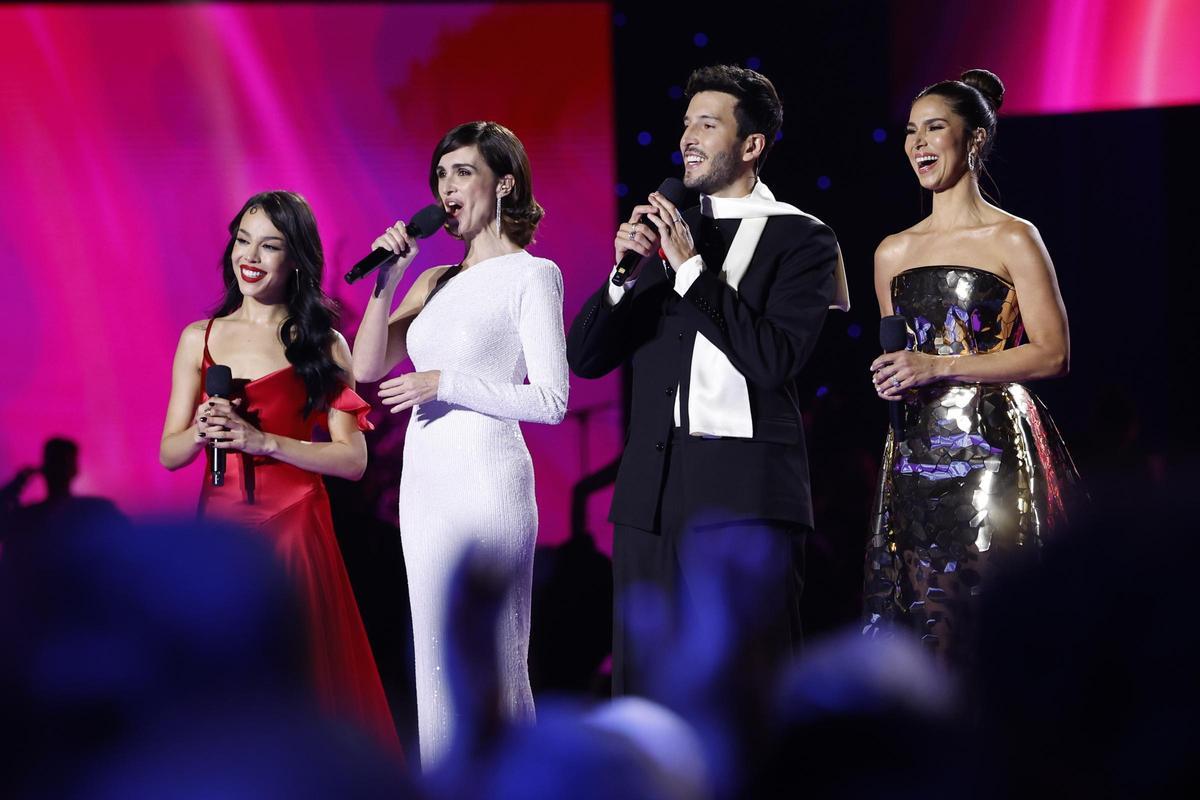 Los presentadores (i-d) Danna Paola, Paz Vega, Sebastián Yatra y Roselyn Sánchez, durante la gala anual de los Latin Grammy celebrada este jueves en Sevilla.