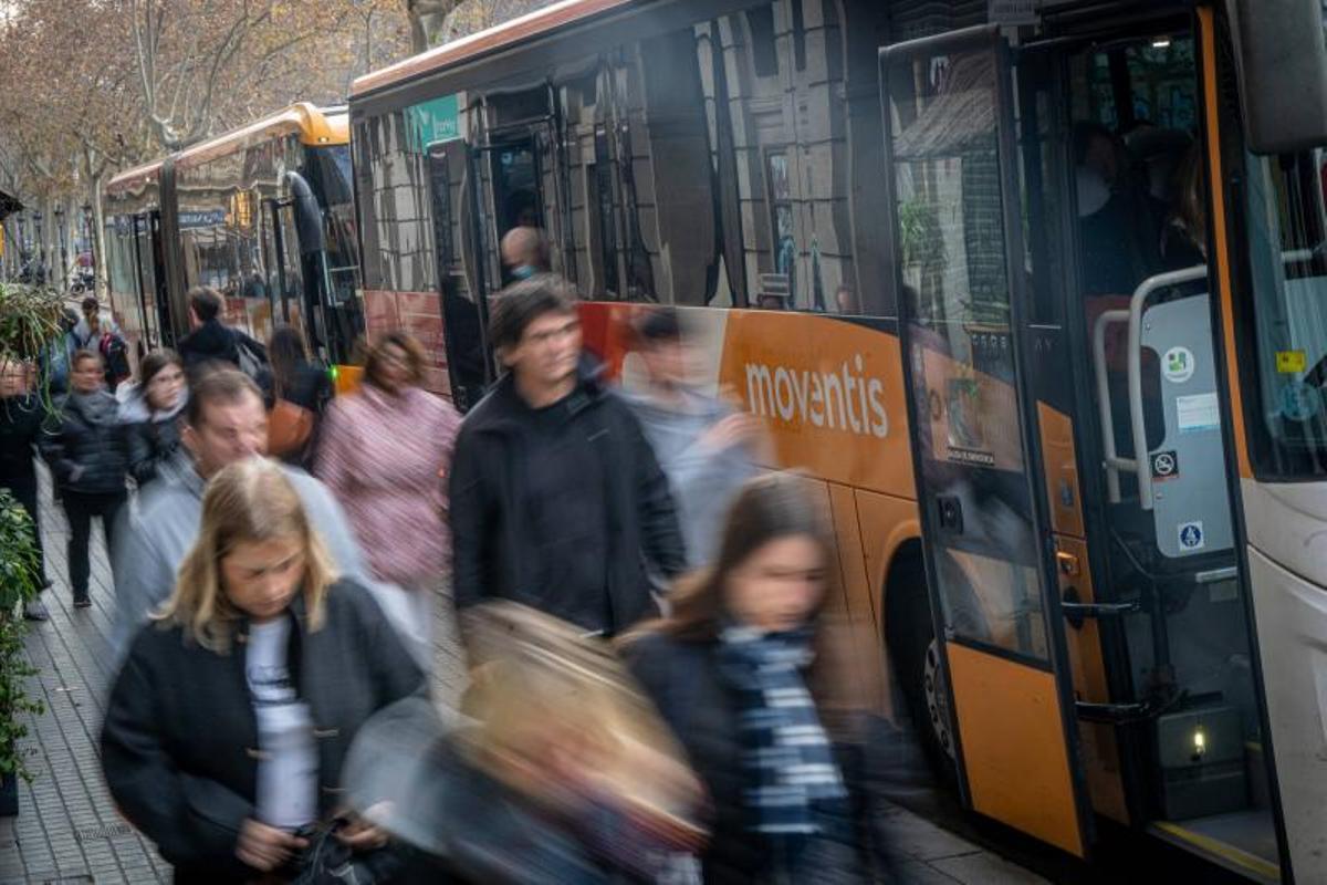 Usuarios de transporte público en Barcelona.