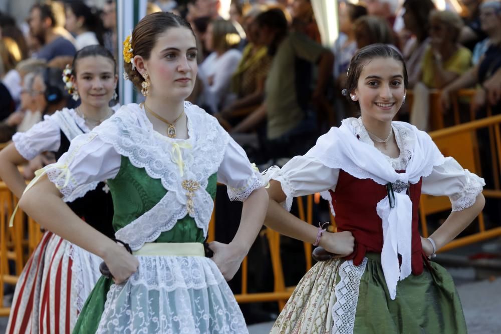 Dansà infantil en la plaza de la Virgen