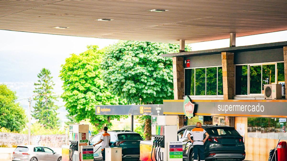 Vehículos repostando en la gasolinera de Praza de España, en Vigo.