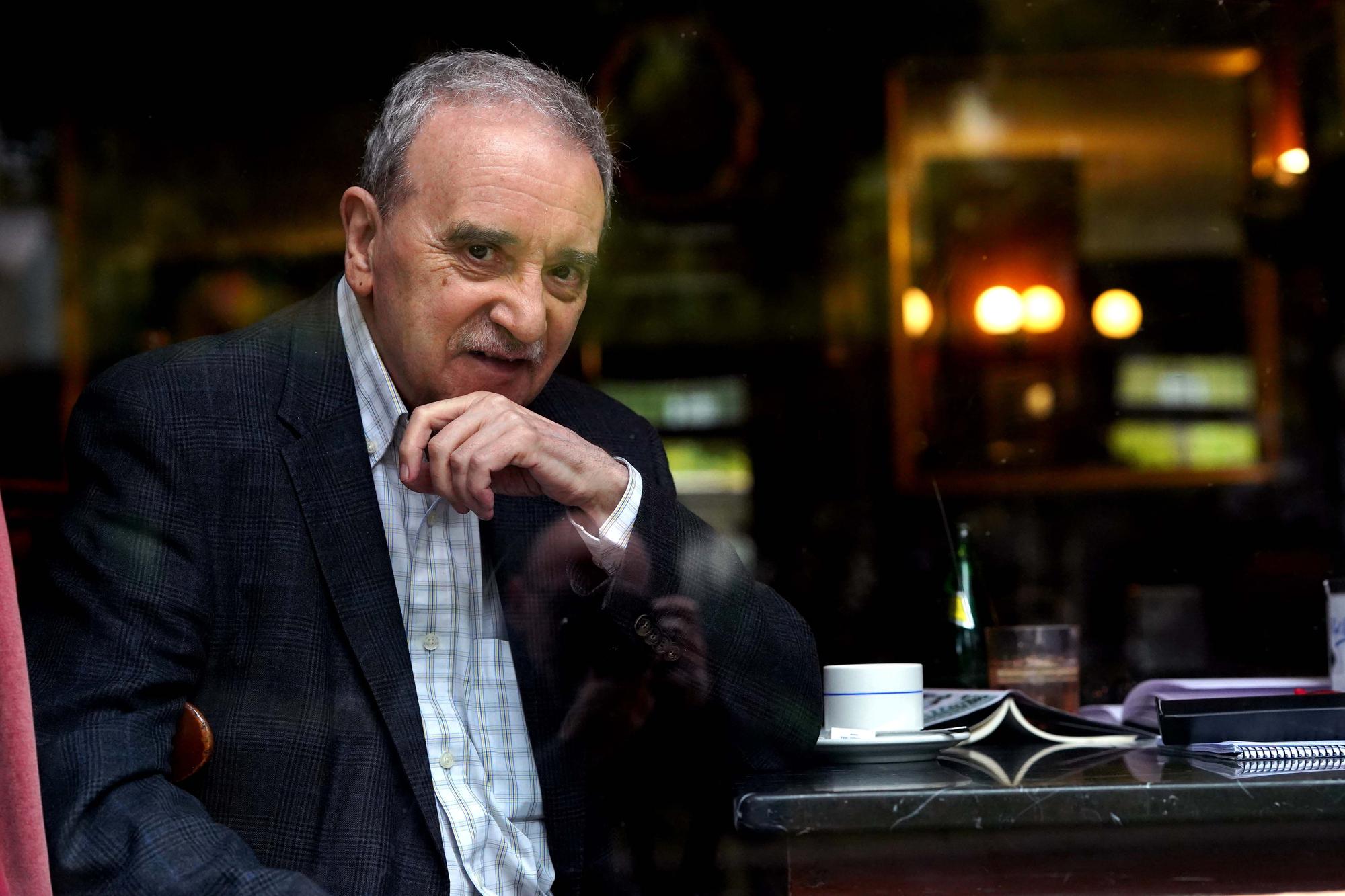 El escritor Manuel Longares, fotografiado en el Café Gijón de Madrid