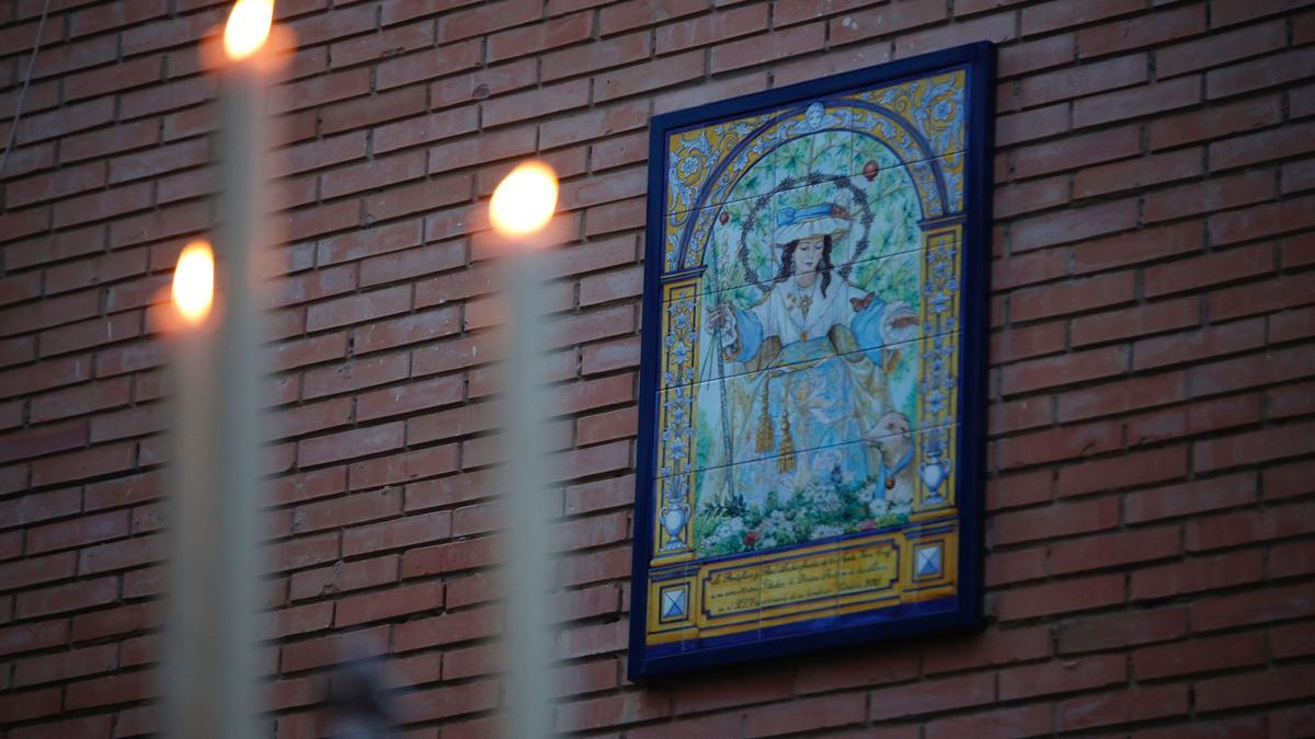 Azulejo con la imagen de la Divina Pastora bendecido durante la procesión gloriosa por las calles del Campo de la Verdad de Córdoba.