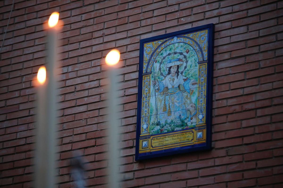 Azulejo con la imagen de la Divina Pastora bendecido durante la procesión gloriosa por las calles del Campo de la Verdad de Córdoba.