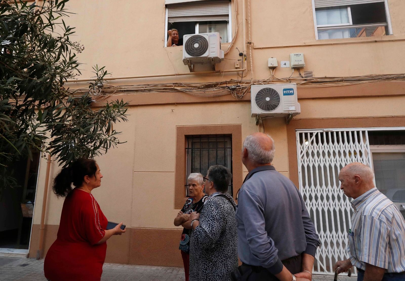 La presión vecinal logra paralizar un desahucio en València