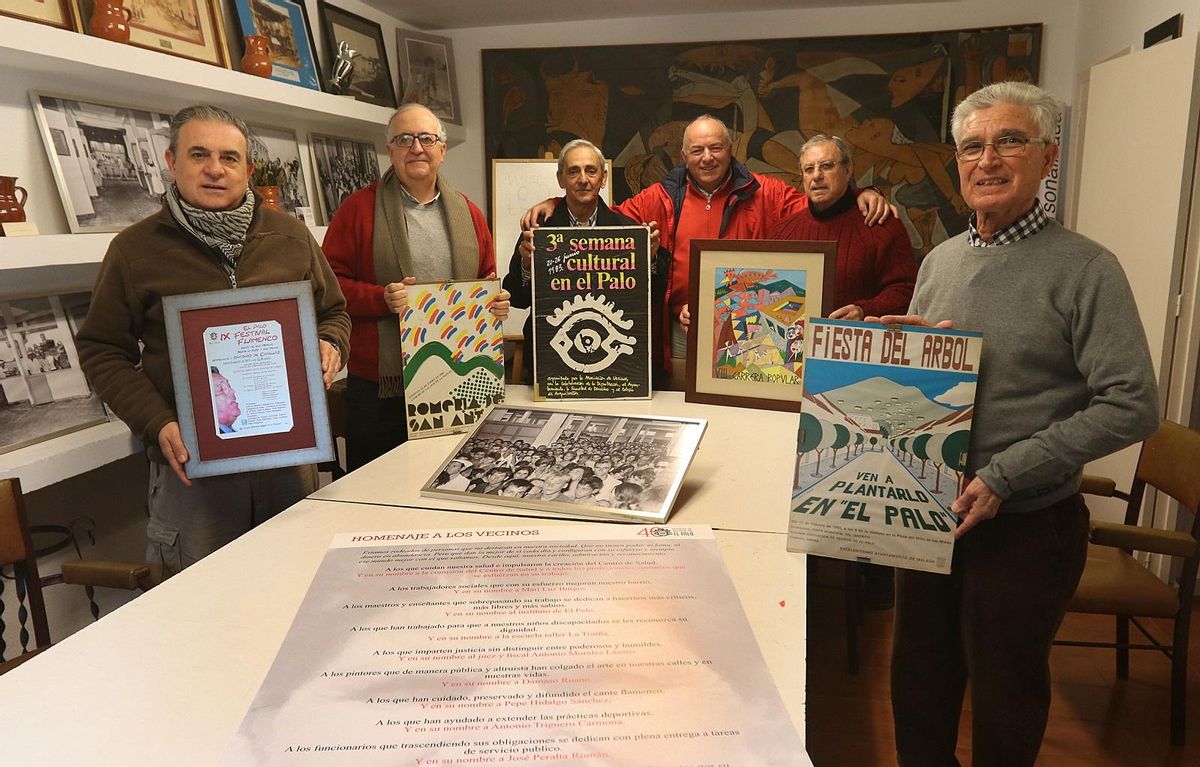 Falele Rodríguez y Paco Leal, con dirigentes vecinales con motivo del 40 aniversario de la Asociación de Vecinos del Palo, en 2016.