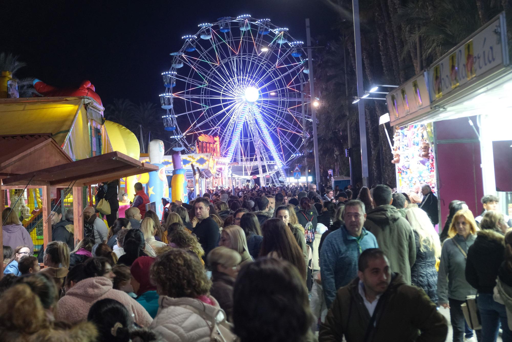 Así ha sido la inaguración de la feria y mercadillo navideño del Paseo de La Estación