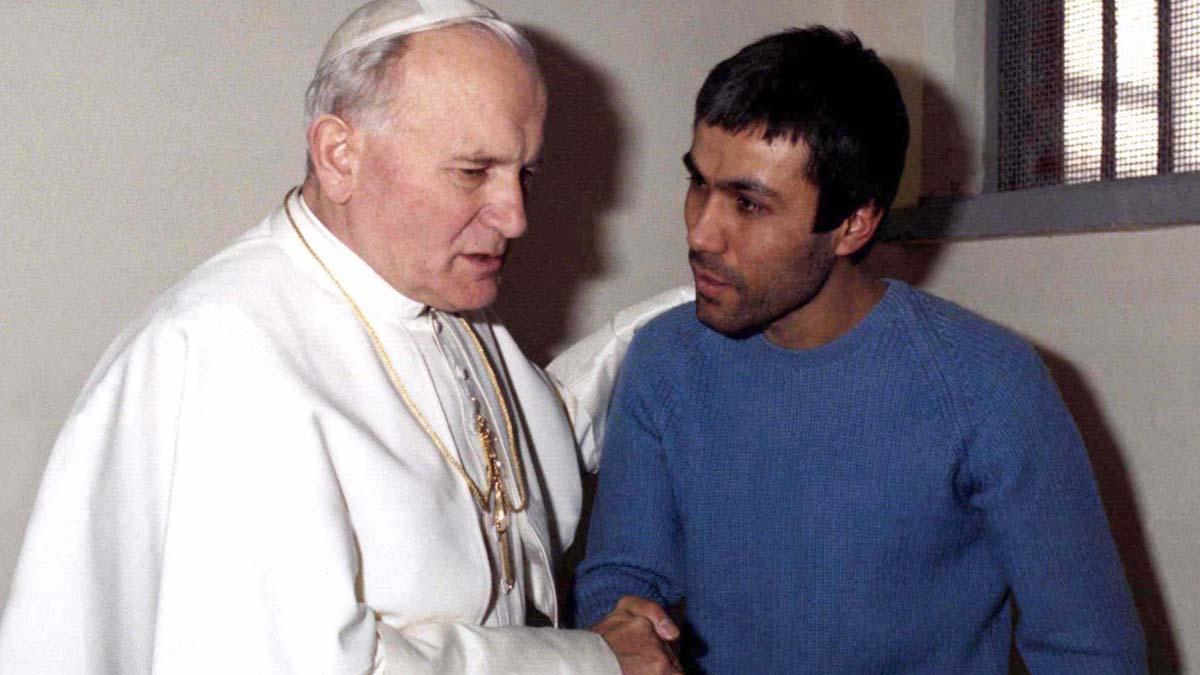 El Papa Juan Pablo II charla con Mehmet Ali Agca, el hombre turco que atentó contra él en la plaza de San Pedro del Vaticano el 13 de mayo de 1981.
