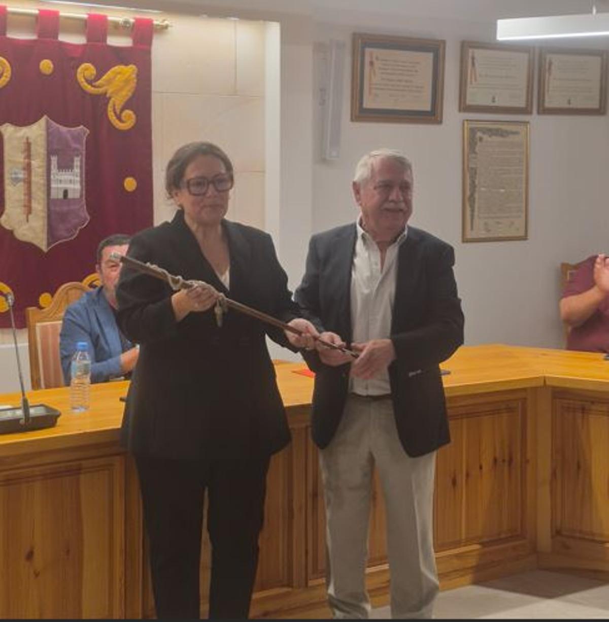 Sonia Daudén, nueva alcaldesa de Consell, toma la vara de mando de manos de Isern