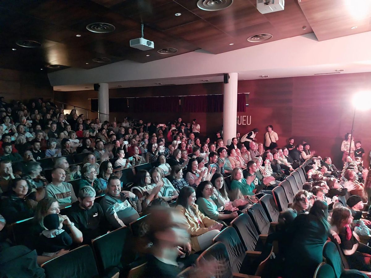 O público que ateigaba o Centro Social do Mar para asistir ao musical de Mary Poppins do colexio A Torre de Cela.