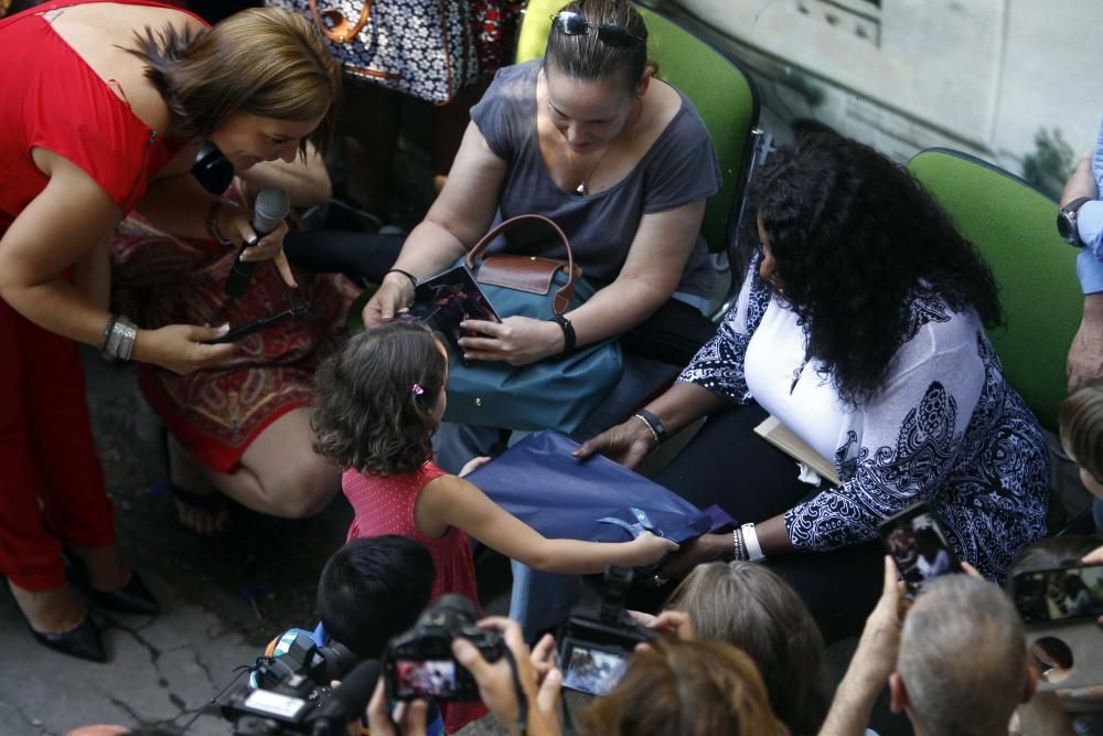 La cantante Gloria Gaynor visita el colegio público Luis Vives de Valencia