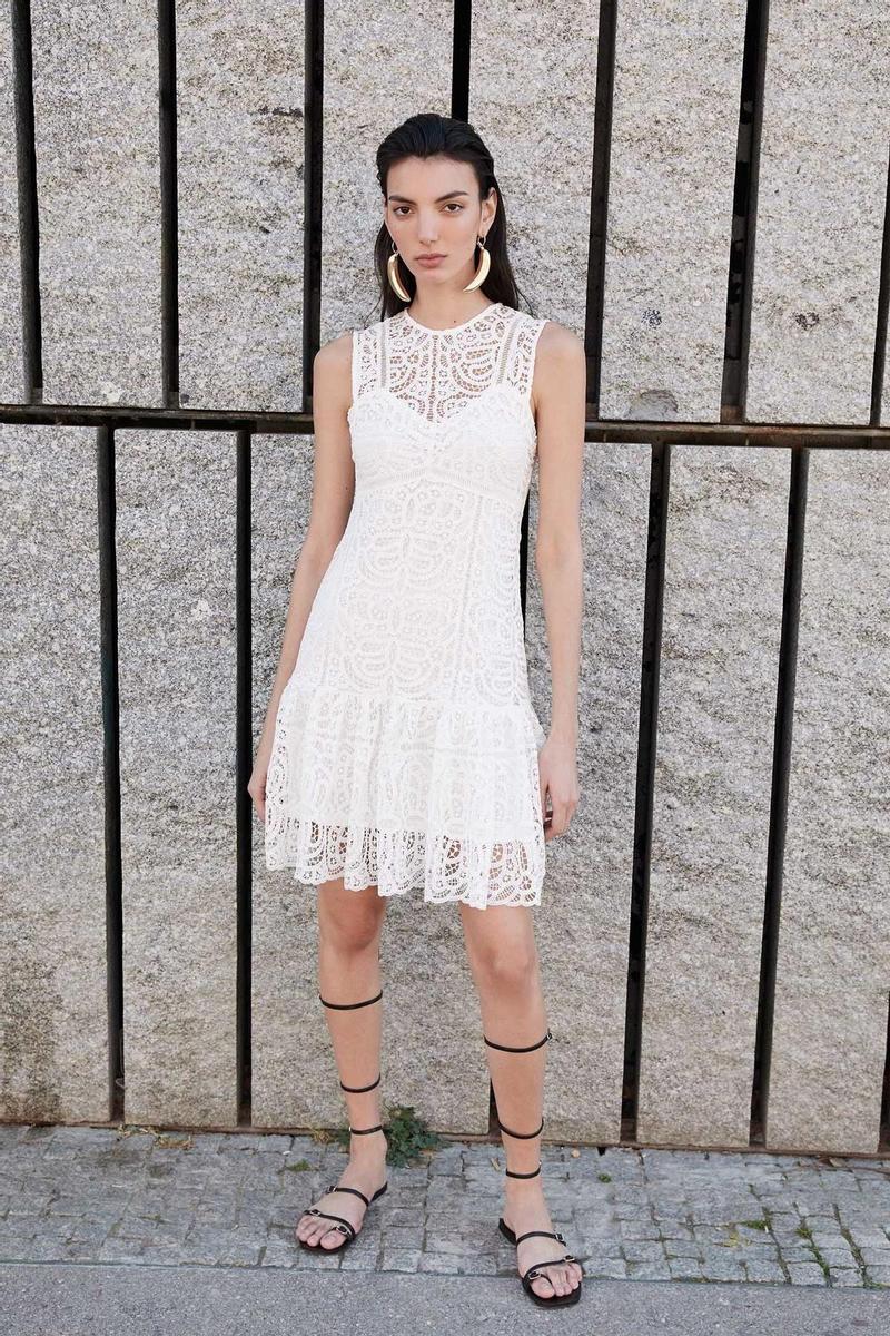 Vestido de encaje blanco, de Sfera (39,99 euros)