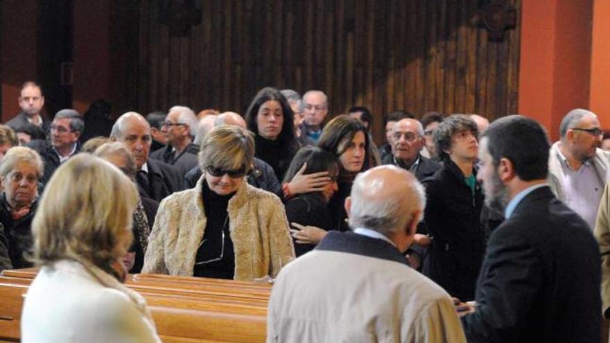 Aurora Álvarez, junto al féretro de su marido, a su llegada a la iglesia.