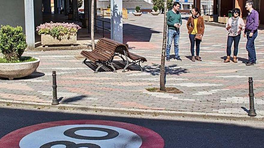 Visita de la alcaldesa al barrio de A Condesa en una zona 30.