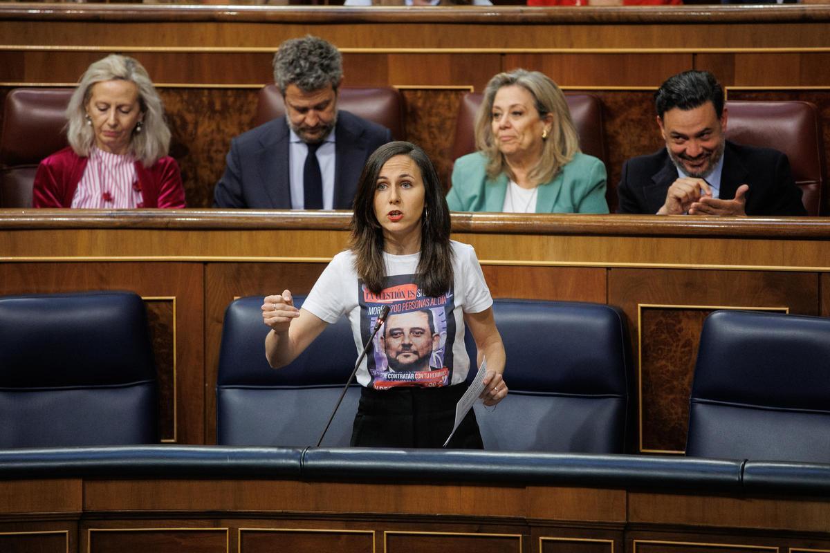 La secretaria general de Podemos, Ione Belarra, con una camiseta con la cara del hermano de Díaz Ayuso. La secretaria general de Podemos, Ione Belarra, con una camiseta con la cara del hermano de Díaz Ayuso.