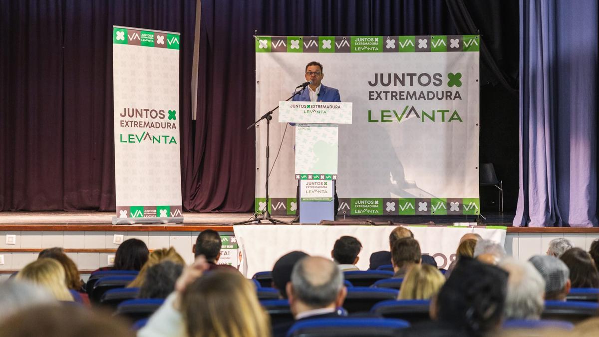 El canditado de Juntos, Rául González, este domingo en Navalmoral de la Mata.
