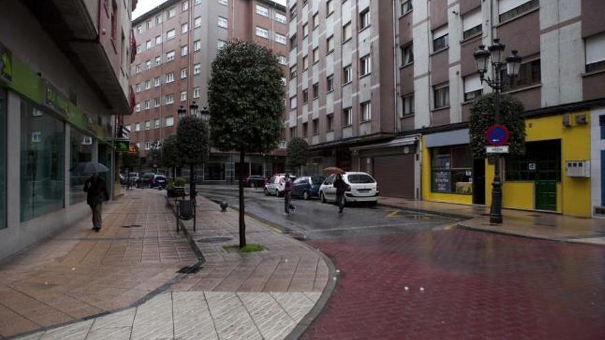 Calle Ramón B. Clavería de La Felguera, en la que se denunció uno de los atracos.