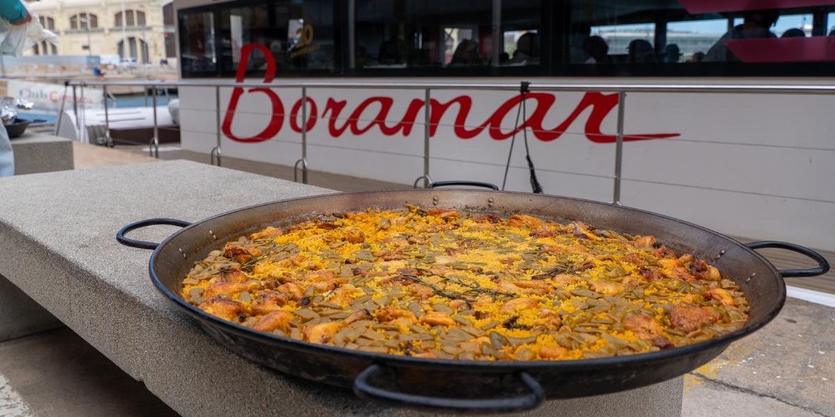 El menú incluye ensalada, paella valenciana, postre, una consumición y un chupito.