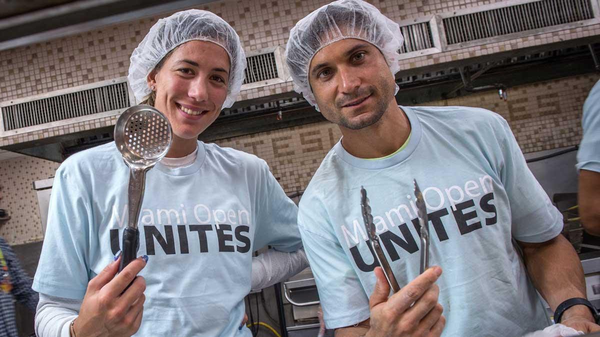 David Ferrer y Garbiñe Muguruza reparten comida en Miami.