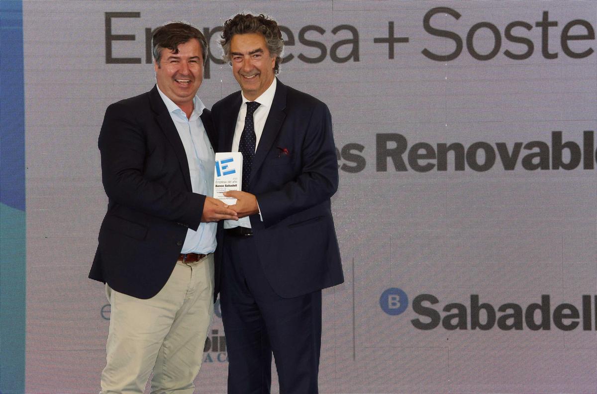 Alejandro Marques  de Magallanes,  presidente de Magallanes  Renovables, recibe  el premio de empresa  sostenible con Jacobo  Regojo, de Naturgy Zona  Norte.