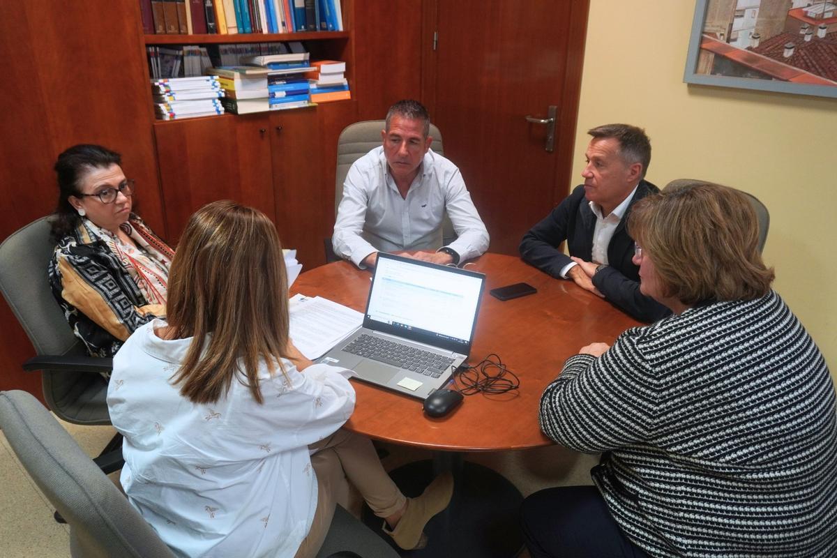 El alcalde, Jorge Monferrer; y el concejal de Vía Publica, Mario Trullen, en una reunión para tratar la mejora del alumbrado.