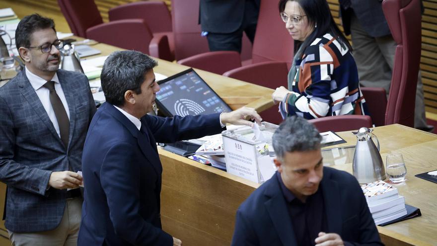 Las Corts elige a la nueva cúpula de À Punt con protesta de la izquierda