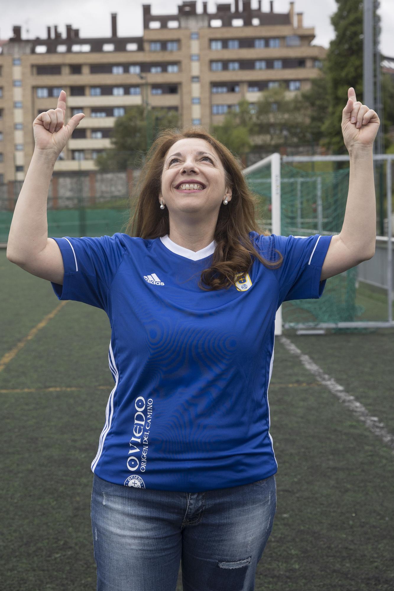 Los aficionados del Oviedo y del Sporting se visten de jugadores para el derbi