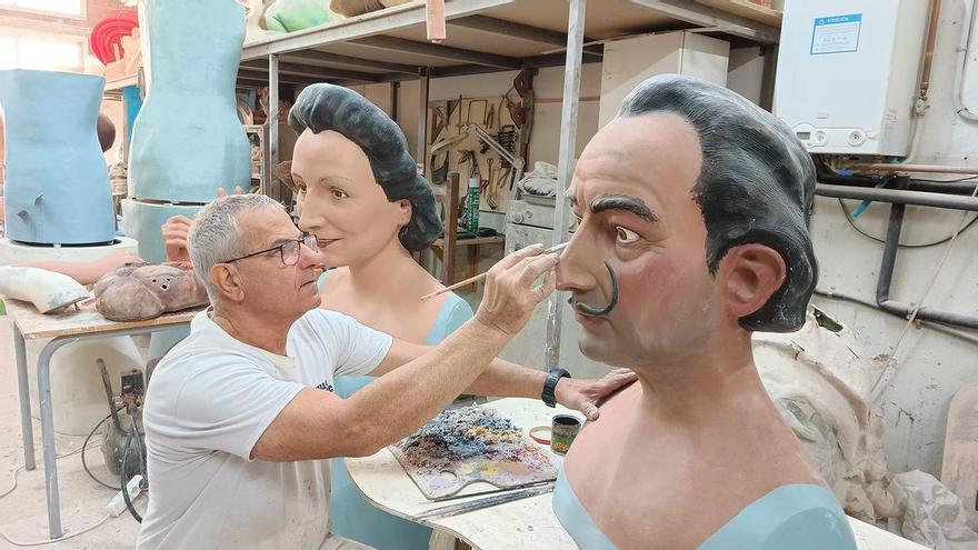 Els gegants Gala i Dalí de Figueres passen pel taller per celebrar els 25 anys per la Santa Creu