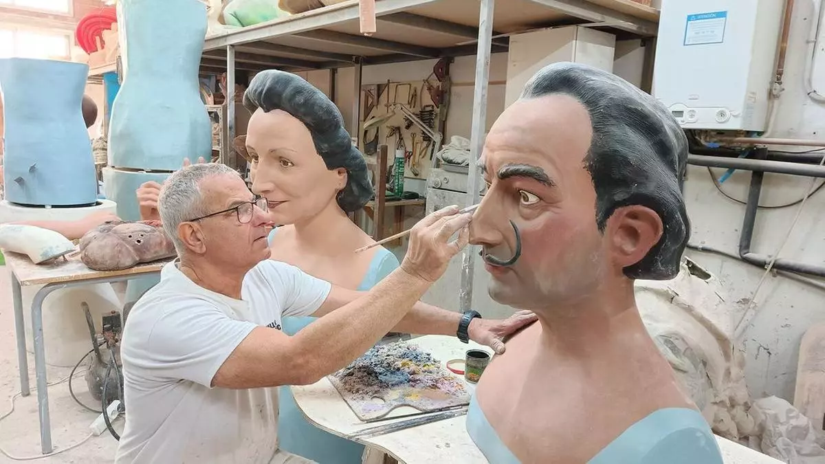 Els gegants Gala i Dalí de Figueres passen pel taller per celebrar els 25 anys per la Santa Creu