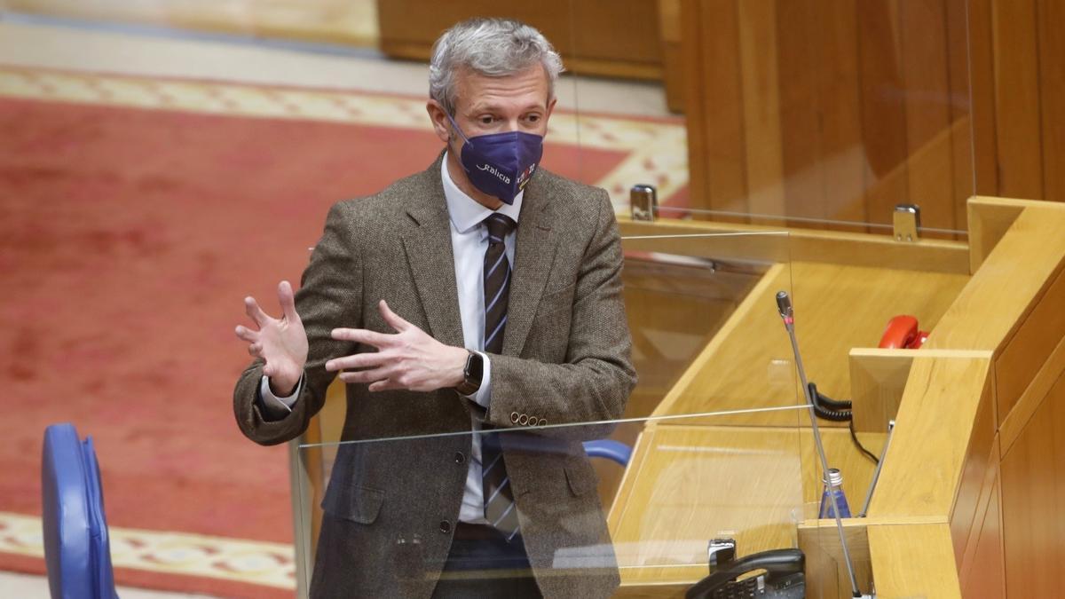 El vicepresidente de la Xunta, Alfonso Rueda, durante una intervención en el Parlamento gallego.