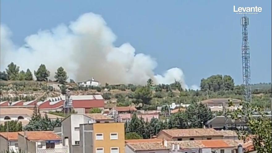 Un incendio forestal hace saltar todas las alarmas en Moixent