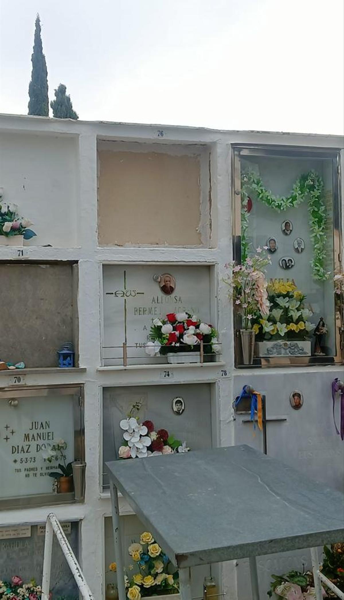 Imatge del nínxol 76 del cementiri de Roses.