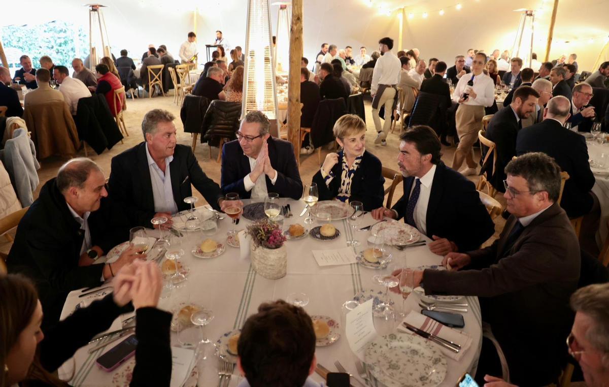 Enrique Ortiz en la mesa con Toni Pérez, Luis Barcala y Toni Cabot, entre otros comensales.