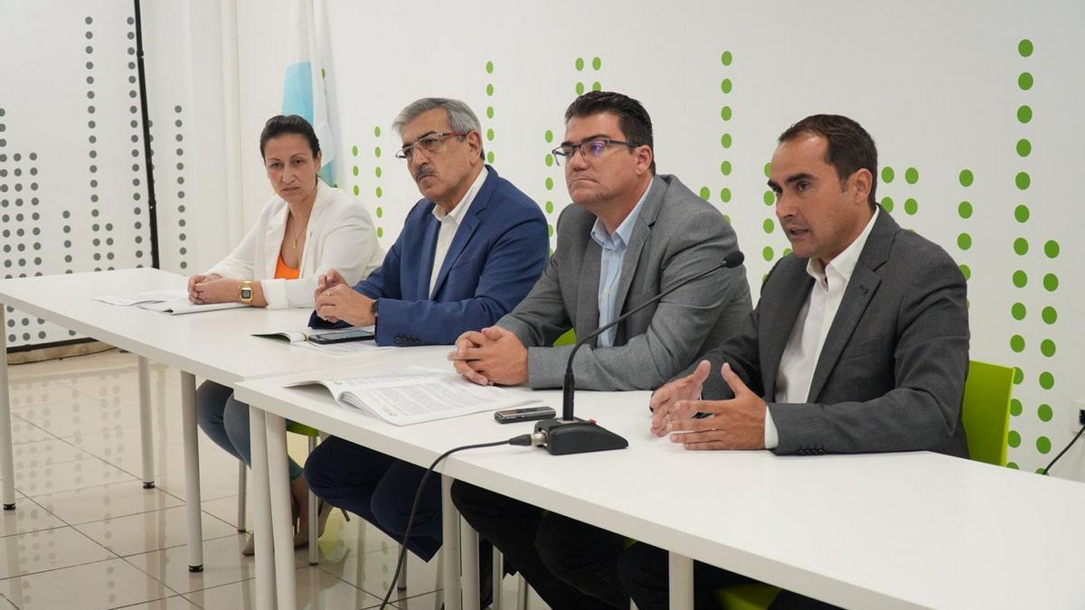 El candidato de Nueva Canarias a la Presidencia del Gobierno de Canarias, Román Rodríguez, presentando sus propuestas de transporte este viernes.