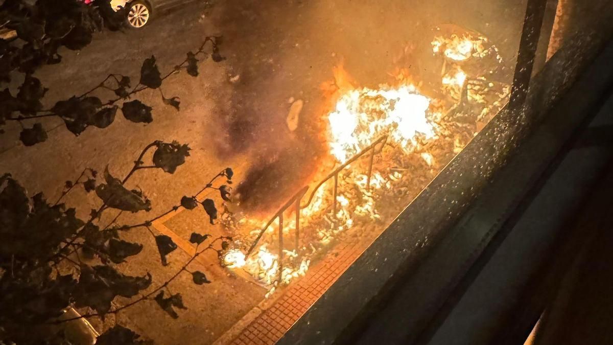 Quema de cuatro contenedores próximos a un edificio en la calle Ramón del Cueto